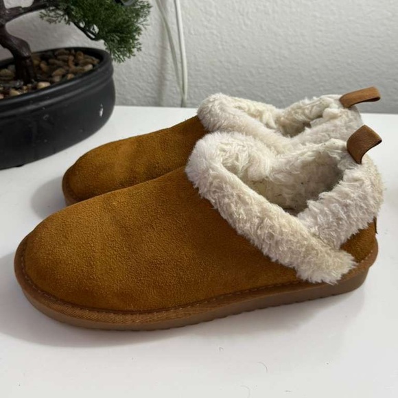 UGG Shoes - UGG koolaburra Tan Moccasins with Cream Fur Lining